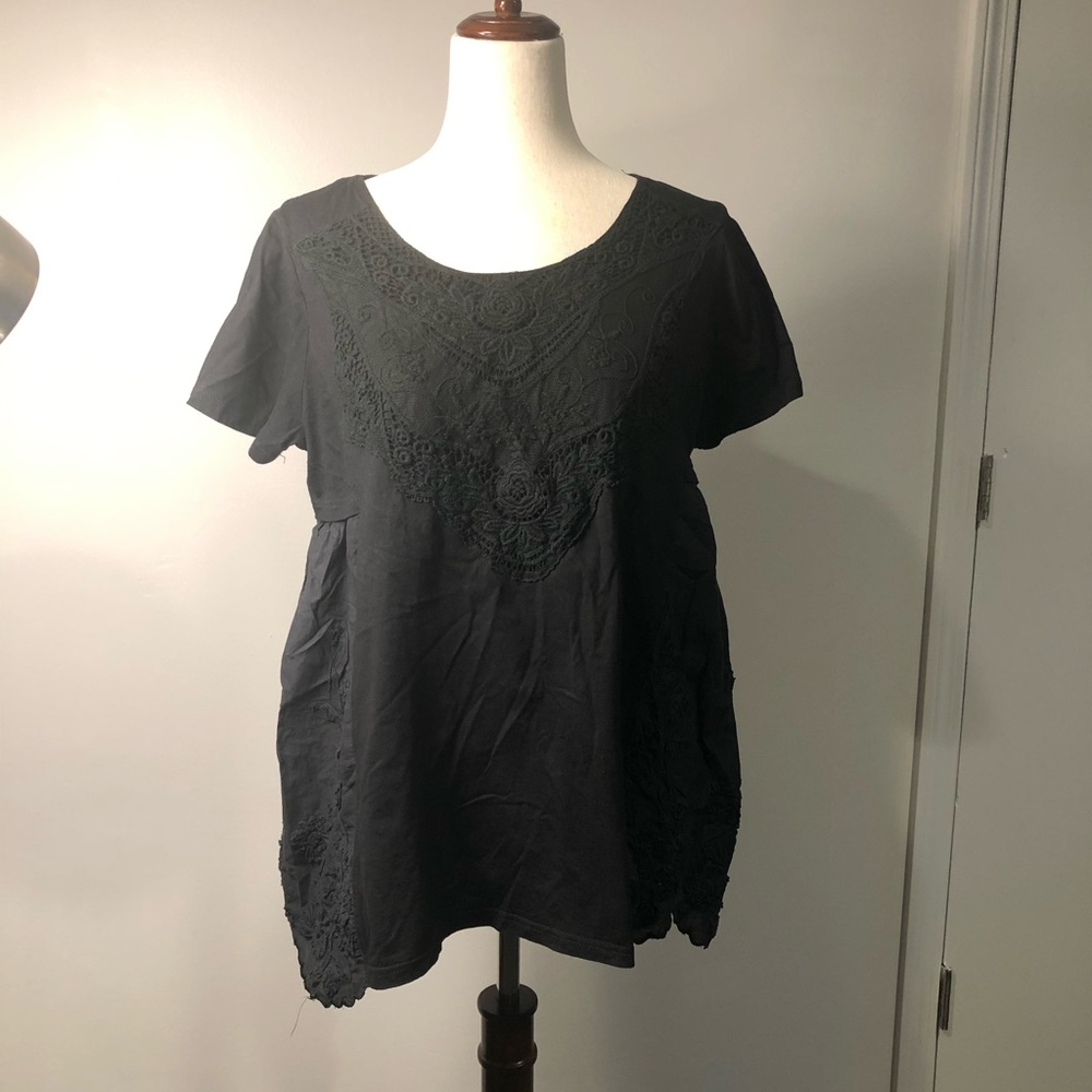 Large black embroidered appliqué short sleeve tunic